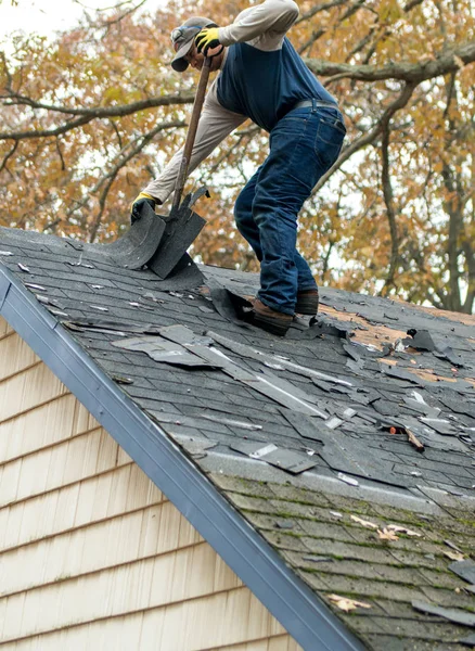 Pekerja Roofing menghilangkan shingles dari atap tua — Stok Foto