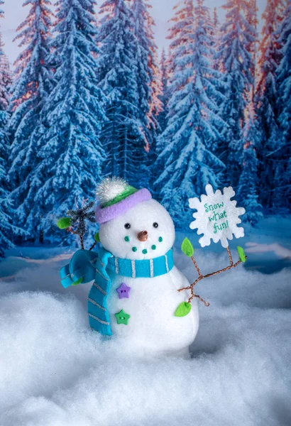 Single snowman against a winter backdrop — 图库照片