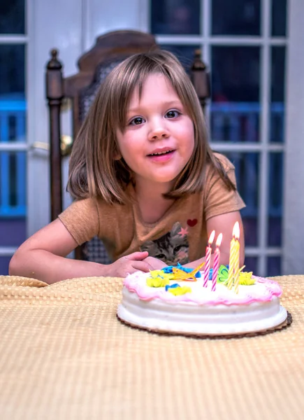 Proud little girl with birthday cake — Stockfoto