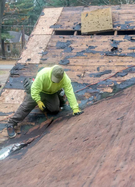 Roofer prepares roof for new shingles — 图库照片