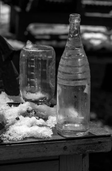 Botella Frasco Antiguos Descansan Nieve Sobre Una Vieja Mesa Madera —  Fotos de Stock