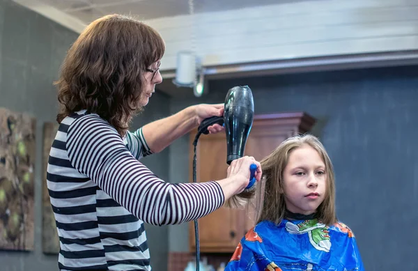 Ein Junges Mädchen Sitzt Still Während Eine Talentierte Haarkosmetikerin Eine — Stockfoto