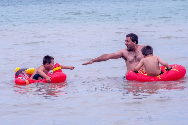 Pai Tenta Manter Meninos Juntos Jangadas Flutuantes Como Eles Jogam — Fotografia de Stock