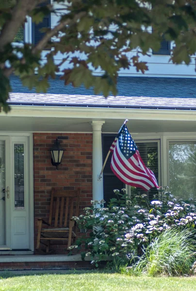 Bandiera Americana Soffia Nella Brezza Questa Foto Patriottica Portico Anteriore — Foto Stock