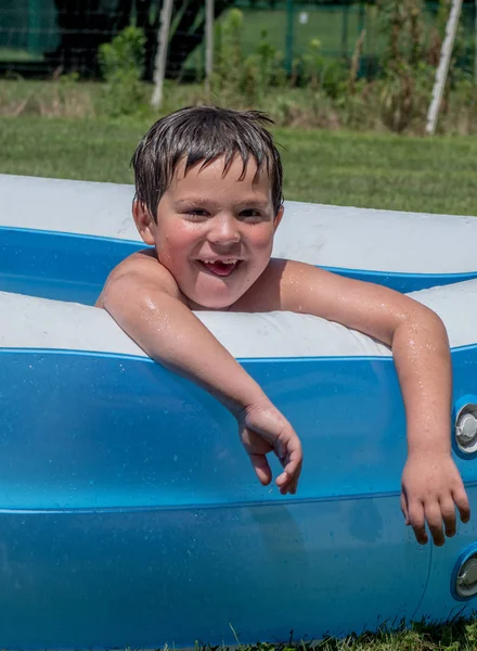 Een Lachende Jongen Met Een Ontbrekende Tand Lacht Terwijl Hij — Stockfoto