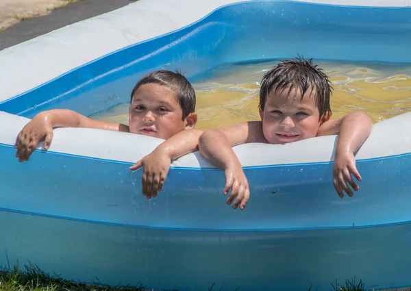 Dos Hermanos Jóvenes Posan Una Gran Piscina Mientras Enfrían Patio —  Fotos de Stock