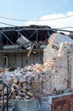 Şehrin eski bir yerinde yıkılan eski bir tuğla binanın kalıntıları.