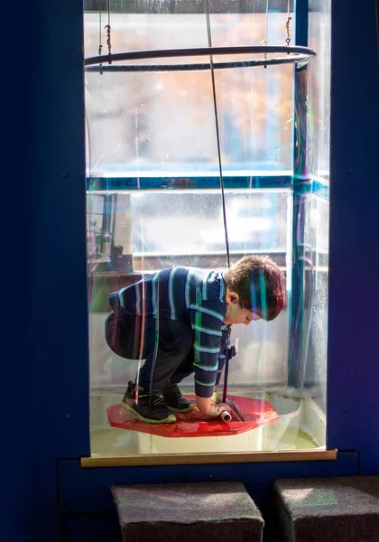 Молодой Мальчик Стоит Платформе Внутри Гигантского Мыльного Пузыря Создавая Научный — стоковое фото