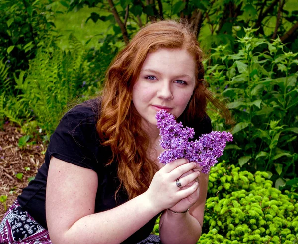 Pretty Teen Girl Poses Portrait Lilacs Green Garden — Stock Photo, Image