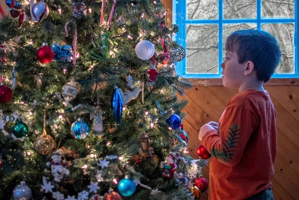 Menino Ajudando Decorar Uma Árvore Natal Artificial Casa — Fotografia de Stock