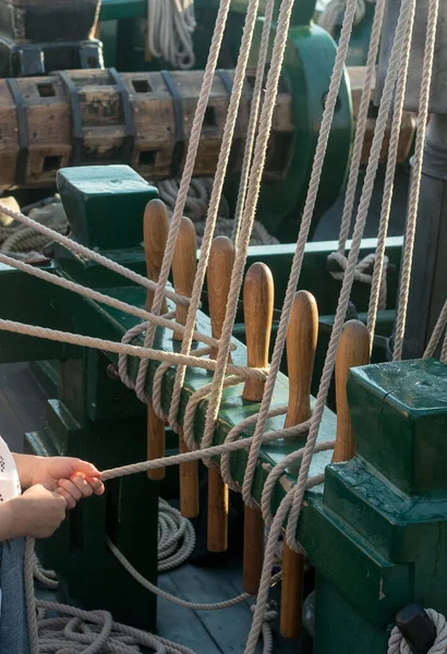 Marynarze Trzymają Mocno Liny Wysokich Żagli Używając Węzłów Żeglarskich Zabezpieczyć — Zdjęcie stockowe