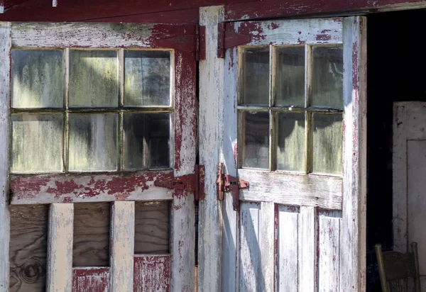 Old Red White Garage Doors Have Peeling Paint Character — Stockfoto