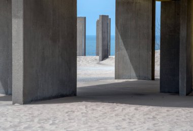 Kumlu bir sahildeki beton duvarlar rüzgarın kırılmasına yardımcı olur ve Michigan Gölü yakınlarındaki Usa Gölü 'nde ilginç bir özet oluşturur.