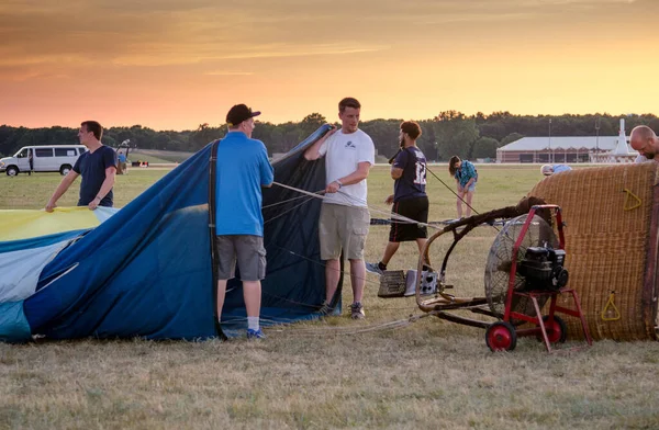 2017年7月3日 密歇根州尤萨 Michigan Usa 一条战斗小溪 一群人一起在一个航空展上给热气球充气 — 图库照片