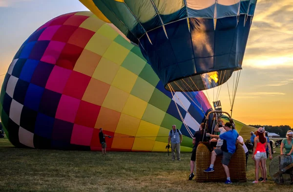 バトルクリーク ミシガン アメリカ2017年7月3日 航空ショー中の夜の輝きイベントのためにカラフルな熱気球をセットアップする作業 — ストック写真
