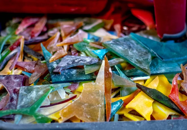 Odłamki Kolorowych Kawałków Witraża Siedzą Stosie Sklepie Dziełami Sztuki Szklanej — Zdjęcie stockowe