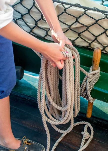 Sailor Secures Thick Rope Neat Sailors Knot Side Tall Ship — Stock Photo, Image