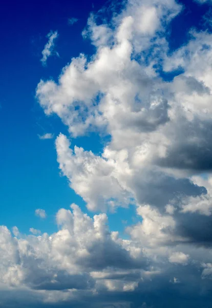 ミシガン州上空の深い青い空に厚い白い雲が形成されます — ストック写真