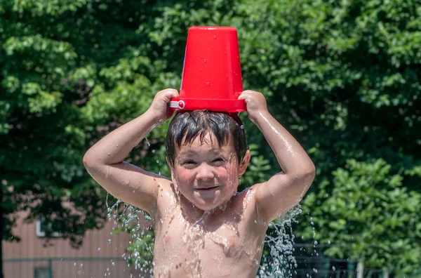 Mladý Chlapec Dělá Legrační Obličej Jak Vylévá Studenou Vodu Hlavu — Stock fotografie