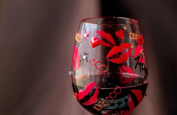 Vidrio Pintado Decorativo Contiene Delicioso Vino Tinto — Foto de Stock