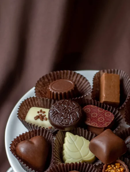 Sortiment Jemných Čokolád Sedí Bílém Keramickém Podnosu — Stock fotografie