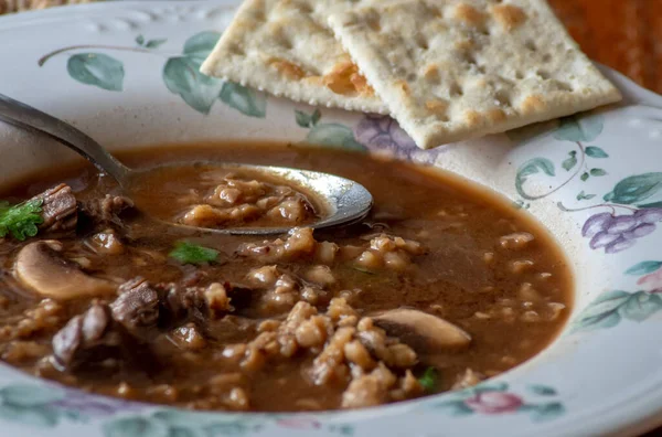 Beef and barley soup close up with soda crackers makes a savory comfort food — Stock Image Beef Barley Soup Close Soda Crackers Makes Savory Comfort Food Royalty Free Stock Photos