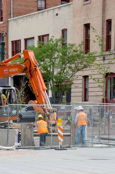 Denver Colorado Usa Arbeiter Graben Mit Einem Großen Gerät Ein — Stockfoto