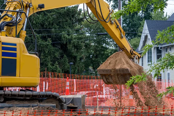 Carregador Frontal Está Cavando Novo Local Construção Uma Área Movimentada — Fotografia de Stock