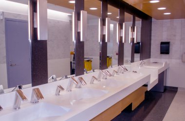 Büyük bir Amerikan havaalanında temiz, boş bir umumi tuvalet.