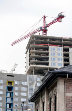 Büyük vinç Denver Colorado 'da yeni bir apartmanın ve yüksek katlı garajın tepesinde çalışıyor. 