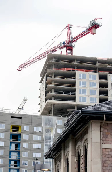 Großer Kran Arbeitet Auf Einem Neuen Wohnhaus Und Einer Hochhaus — Stockfoto