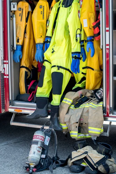 Narzędzia Ochronne Dla Strażaków Ratowników Półce Wewnątrz Wozu Strażackiego — Zdjęcie stockowe