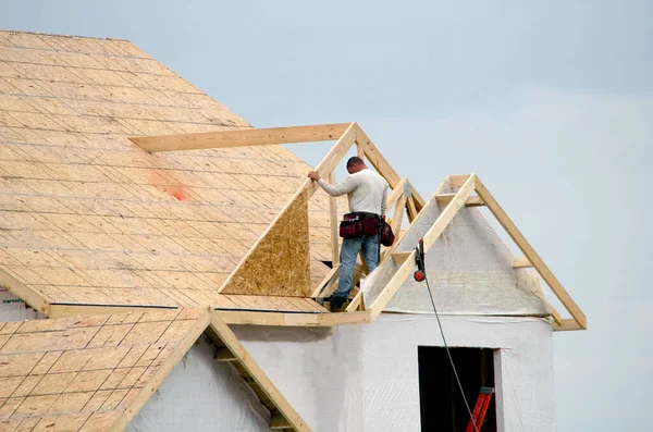 Ein Männlicher Bauarbeiter Rahmt Eine Gaube Einem Neuen Haus Ein — Stockfoto