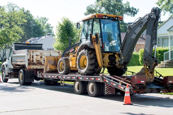 Een Dump Truck Levert Een Front End Lader Terug Schoffel — Stockfoto