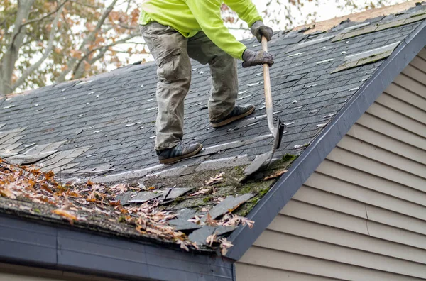 Travailleur Sur Toit Utilise Outil Spécial Pour Enlever Les Vieux — Photo