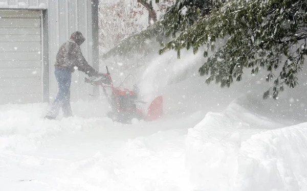 Homem Limpando Neve Durante Uma Tempestade Inverno Com Ventilador Neve — Fotografia de Stock