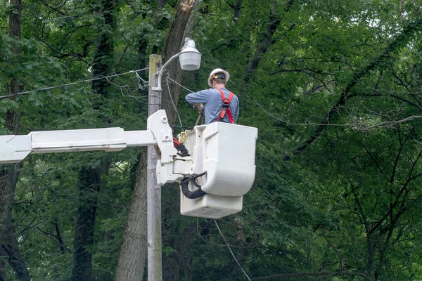 Seorang Pekerja Listrik Sebuah Truk Ember Memperbaiki Kabel Setelah Badai — Stok Foto