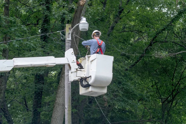 Een Elektricien Een Emmerwagen Repareert Draden Nadat Een Storm Schade — Stockfoto