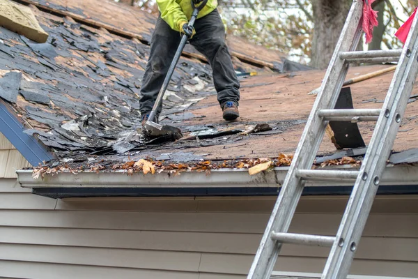 Trabalhadores Usam Ferramentas Especiais Para Remover Telhas Antigas Uma Casa — Fotografia de Stock