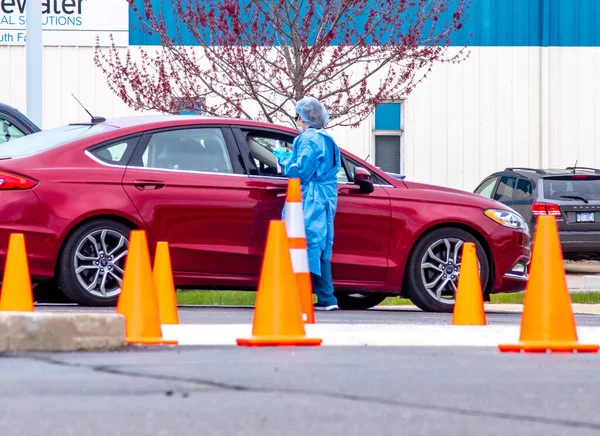 Benton Harbor Usa April 2020 Medical Worker Talks Patient Vehicle — Stock Photo, Image