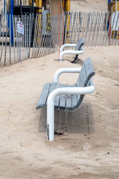 Una Spiaggia Chiusa Copre Quasi Panchine Legno Parco Recintato Nel — Foto Stock