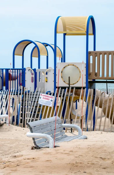 Parco Giochi Vuoto Sulla Spiaggia Trova Solitario Accanto Una Panchina — Foto Stock