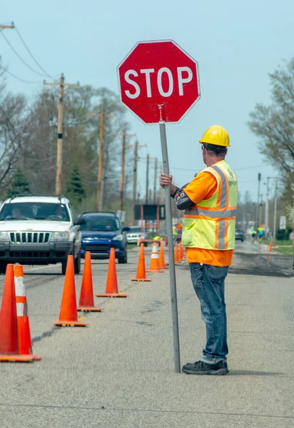Lavoratore Stradale Tiene Segnale Stop Dirigere Traffico Mentre Equipaggio Ripara — Foto Stock