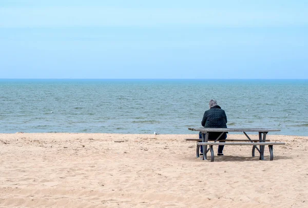 Mulher Idosa Solitária Senta Uma Praia Sozinha Durante Crise Saúde — Fotografia de Stock