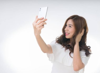 Beyaz genç çekici Asyalı kadın alarak selfie