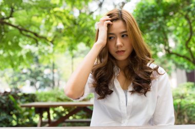 Bir migren sahip genç çekici Asyalı kadın