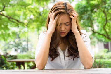 Bir migren sahip genç çekici Asyalı kadın