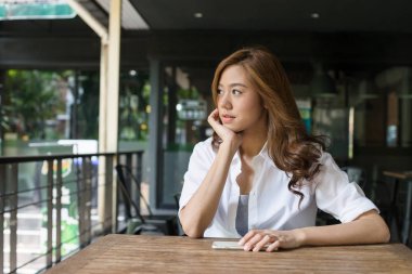 Genç çekici Asyalı kadın üstünde hareket eden telefon sohbet