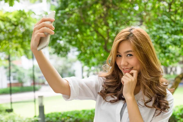 Sudeste asiático tomando un selfie con ella misma —  Fotos de Stock