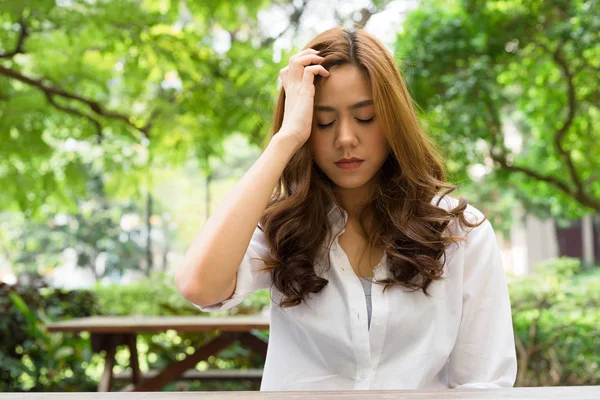 Jonge aantrekkelijke Aziatische vrouw met een migrain Rechtenvrije Stockafbeeldingen